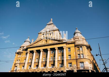 Bella vista dell'edificio a Budapest nella luce del sole Foto Stock