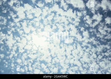 Concetto di ambiente: Piccole nuvole ariose su cielo blu Foto Stock