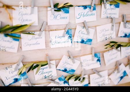 Pianta dei posti a sedere. Lavagna bianca con un elenco degli ospiti invitati al matrimonio. Primo piano Foto Stock