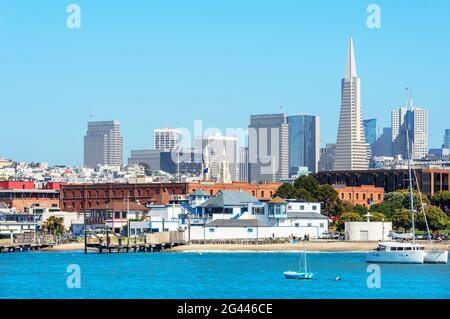 Vista dello skyline del quartiere finanziario dal Maritime Historic Park, San Francisco, California, USA Foto Stock