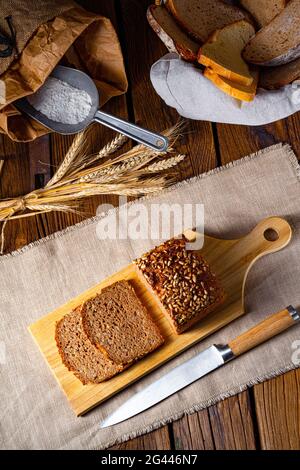 Pane integrale umido, tritato o macinato grano intero Foto Stock