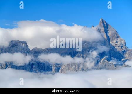 Cima di Dents du Midi che sporge dalle nuvole, da Dent de Morcles, Alpi Bernesi, Vaud, Vaud, Svizzera Foto Stock