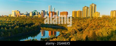 Skyline di Edmonton con grattacieli e North Saskatchewan River, Alberta, Canada Foto Stock