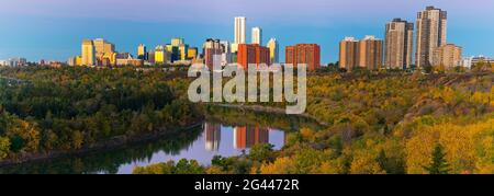 Skyline di Edmonton con grattacieli e North Saskatchewan River, Alberta, Canada Foto Stock