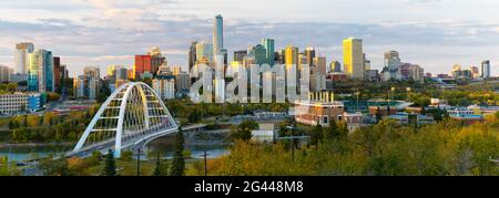 Skyline di Edmonton con grattacieli e ponte sul fiume North Saskatchewan, Alberta, Canada Foto Stock
