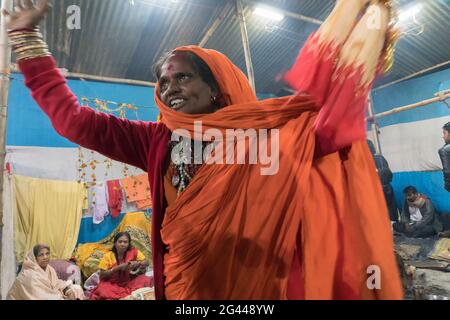 BABUGHAT, KOLKATA, BENGALA OCCIDENTALE / INDIA - 9 GENNAIO 2018 : Saffron sari vestito donna danzare in gioia, nel raduno di indiano Sadhus. Religioso Foto Stock