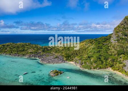 Vista aerea dei passeggeri della nave da crociera MV Reef Endeavour (Captain Cook Cruises Fiji) rilassante e godendo di attività di sport acquatici sulla Blue Lagoon Foto Stock