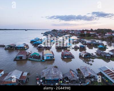 Vista aerea del villaggio galleggiante di Kampong Prasat sul fiume Tonle SAP al tramonto, Kampong Prasat, Kampong Chhnang, Cambogia, Asia Foto Stock