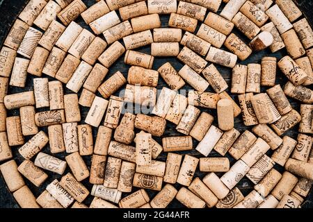 Budva, Montenegro - 21 agosto 2020: Cerchio fatto di tappi di vino da bottiglie di vino su struttura di legno. Foto Stock
