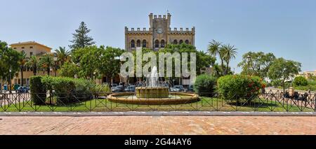 Esterno del municipio e fontana, Pla a d es Born, Ciutadella, Menorca, Spagna Foto Stock