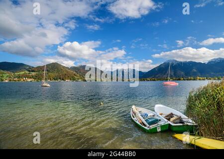 Barche a Tegernsee con Bodenschneid e Wallberg sullo sfondo, Tegernsee, alta Baviera, Baviera, Germania Foto Stock