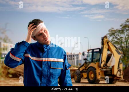 lavoratore industriale maschile in uniforme con bendaggio, infortuni, pronto soccorso Foto Stock