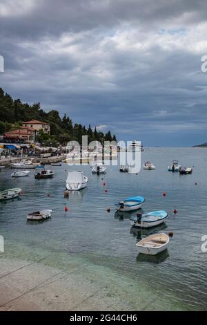 Piccole barche da pesca e da diporto ormeggiate vicino alla costa, Rabac, Istria, Croazia, Europa Foto Stock