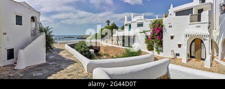 Vista sulla città con case bianche, Binibeca Vell, Minorca, Spagna Foto Stock