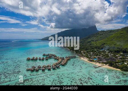 Vista aerea dei bungalow sull'acqua dell'Hilton Moorea Resort Foto Stock
