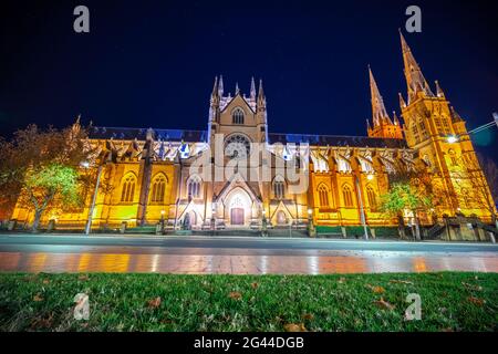 Notti luci della cattedrale di Santa Maria Chiesa luogo di culto religioso Sydney NSW Australia Saint Marys Cathedral Sydney Foto Stock