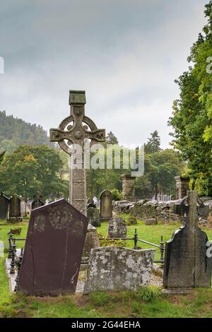 Croce celtica, Glendalough, Irlanda Foto Stock