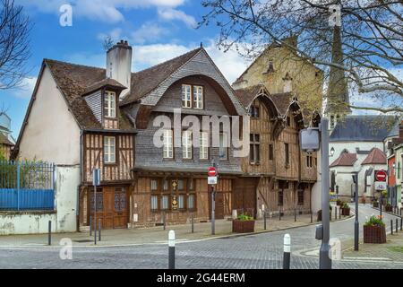 Strada con case storiche a graticcio a Troyes Foto Stock