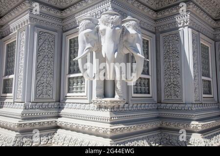 Decorazione con elefante a tre teste su stupa sul Monte Phnom Oudong, Oudong (Udong), Kampong Speu, Cambogia, Asia Foto Stock