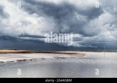 Nubi tempeste sul Parco Nazionale del Mare di Wadden, Spiekeroog, Frisia orientale, bassa Sassonia, Germania, Europa Foto Stock