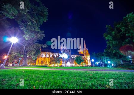 Notti luci della cattedrale di Santa Maria Chiesa luogo di culto religioso Sydney NSW Australia Saint Marys Cathedral Sydney Foto Stock