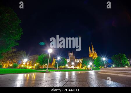 Notti luci della cattedrale di Santa Maria Chiesa luogo di culto religioso Sydney NSW Australia Saint Marys Cathedral Sydney Foto Stock