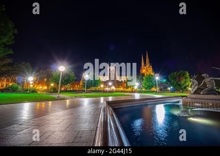 Notti luci della cattedrale di Santa Maria Chiesa luogo di culto religioso Sydney NSW Australia Saint Marys Cathedral Sydney Foto Stock