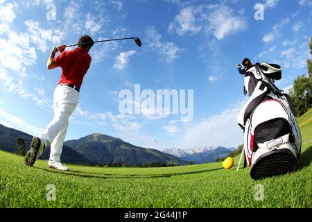 Golf a Kaiserwinkl con vista sulle montagne Kaiser, Reit im Winkl, Baviera, Germania Foto Stock