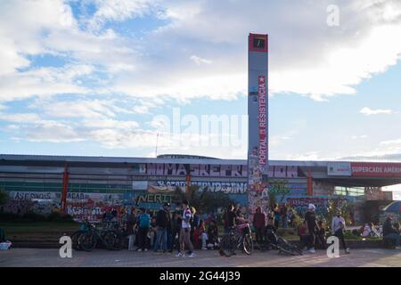 Bogotà, Colombia. 17 Giugno 2021. Una visione generale del Transmilenio bus hub Portal de las Americas il cosiddetto 'Portal Resistencia' da parte dei dimostranti come atti culturali e manifestazioni sono saliti più tardi nella notte a scontri tra dimostranti e la polizia sommossa colombiana (ESMAD) oppone protesta anti-governativa contro il presidente Ivan Duque, il 17 giugno 2021 a Bogotà, Colombia. Credit: Long Visual Press/Alamy Live News Foto Stock