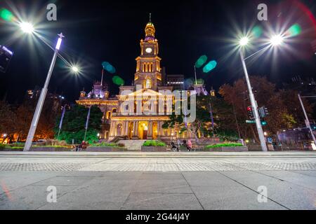 Luci colorate di notte al neon dell'architettura e degli edifici di Sydney NSW Australia. Il Municipio di Sydney si trova in George Street, circondato da edifici Foto Stock