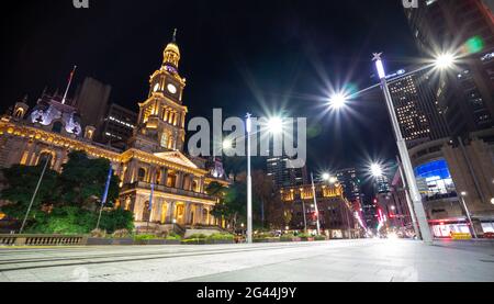 Luci colorate di notte al neon dell'architettura e degli edifici di Sydney NSW Australia. Il Municipio di Sydney si trova in George Street, circondato da edifici Foto Stock