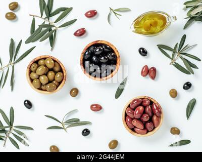 Set di olive e olio su fondo bianco Foto Stock