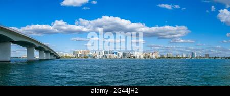 John Ringling Bridge attraverso Sarasota Bay, Sarasota, Florida, Stati Uniti Foto Stock