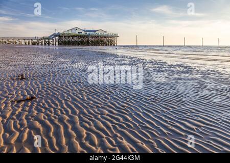 Palafitta casa sulla spiaggia di San Pietro-Ording, Frisia Nord, Schleswig-Holstein Foto Stock