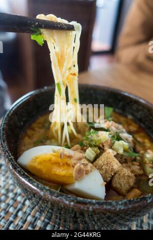 Deliziosa ciotola di zuppa con tagliatelle è servita per il pranzo a bordo di una nave da crociera sul fiume Mekong, vicino a Chau Doc, An Giang, Vietnam, Asia Foto Stock