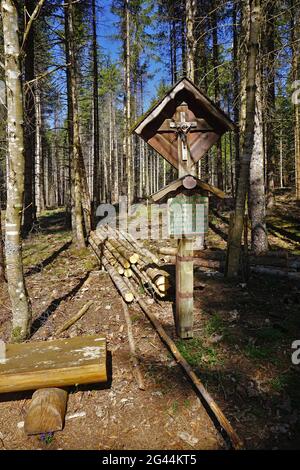 Croce commemorativa nella foresta sull'Alb Svevo Foto Stock