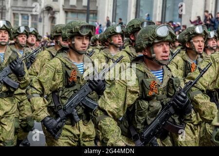 Russia, Vladivostok, 05/09/2018. Soldati armati delle forze speciali con mitragliatrici in parata il giorno della vittoria annuale il 9 maggio. Ho Foto Stock