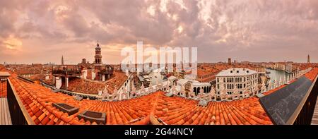 Canal Grande e Ponte di Rialto dalla terrazza sul tetto "Tedeschi" a Venezia, Panorama, Veneto, Italia Foto Stock