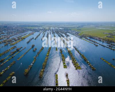 Vista aerea delle piccole isole del lago Vinkeveense Plassen, vicino a Vinkeveen, Olanda. E' una bellissima area naturale per ricrearla Foto Stock