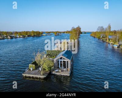 Vista aerea delle piccole isole del lago Vinkeveense Plassen, vicino a Vinkeveen, Olanda. E' una bellissima area naturale per ricrearla Foto Stock