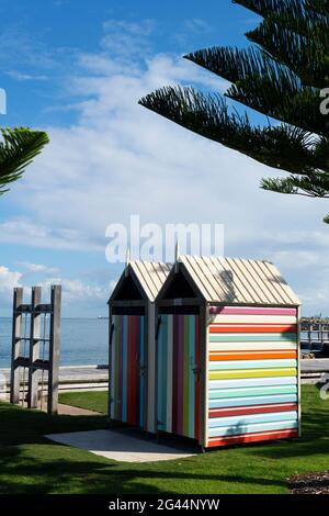 Storiche baite alla spiaggia dei bagnanti di Fremantle. Foto Stock