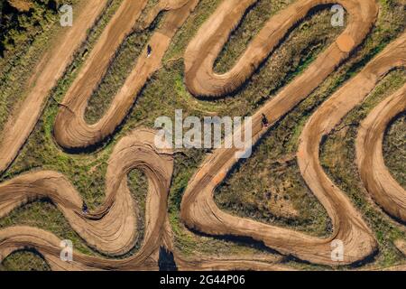 Vista aerea del circuito di motocross Cal Teuler, con le curve dei binari (Bages, Barcellona, Catalogna, Spagna) Foto Stock