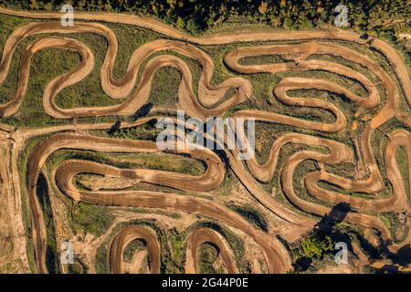 Vista aerea del circuito di motocross Cal Teuler, con le curve dei binari (Bages, Barcellona, Catalogna, Spagna) Foto Stock