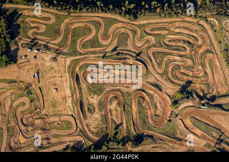 Vista aerea del circuito di motocross Cal Teuler, con le curve dei binari (Bages, Barcellona, Catalogna, Spagna) Foto Stock