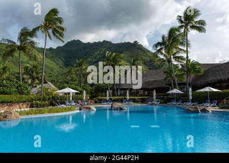 Piscina all'Hilton Moorea Lagoon Resort & Spa, Moorea, Windward Islands, Polinesia Francese, Sud Pacifico Foto Stock