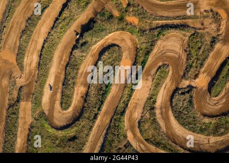 Vista aerea del circuito di motocross Cal Teuler, con le curve dei binari (Bages, Barcellona, Catalogna, Spagna) Foto Stock