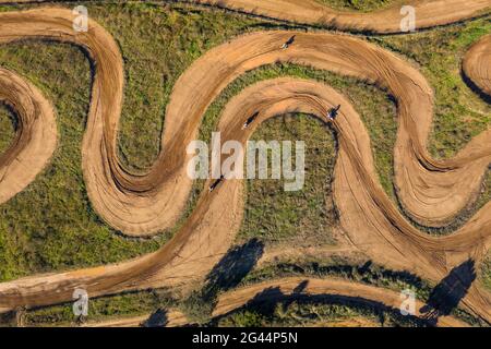 Vista aerea del circuito di motocross Cal Teuler, con le curve dei binari (Bages, Barcellona, Catalogna, Spagna) Foto Stock