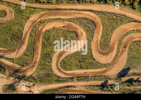 Vista aerea del circuito di motocross Cal Teuler, con le curve dei binari (Bages, Barcellona, Catalogna, Spagna) Foto Stock