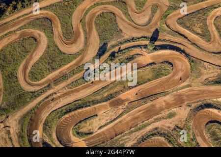 Vista aerea del circuito di motocross Cal Teuler, con le curve dei binari (Bages, Barcellona, Catalogna, Spagna) Foto Stock