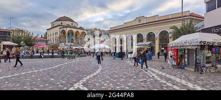 Esterno della Moschea Tzistarakis e folla in Piazza Monastiraki, Atene, Grecia Foto Stock